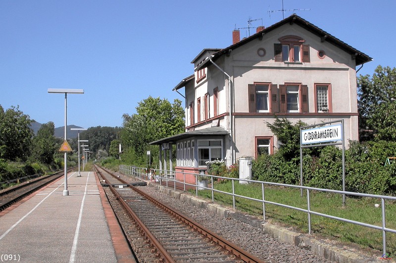 Bahn 091.jpg - Der Bahnhof Godramstein an der Queichtalbahn von Landau nach Pirmasens.